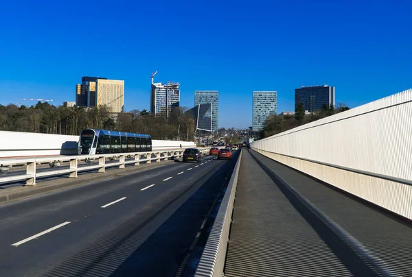 Luksemburg Miasto Luksemburg Lutego 2020 Widok Czerwony Most Tramwajem Zbliżającym — Zdjęcie stockowe