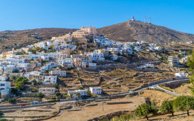 Ano Syros 'un panorama manzarası, Yunanistan' ın Siros adasının en eski kasabası, Kiklad 'ın başkenti.