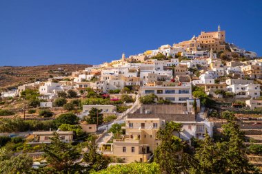 Ano Syros kasabasının panoramik manzarası - eski Ermoupoli, Syros - Cyclades, Yunanistan