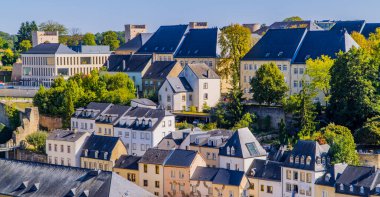 Lüksemburg, Lüksemburg 'daki Grund kasabasının aşağısındaki evlerin panoramik manzarası