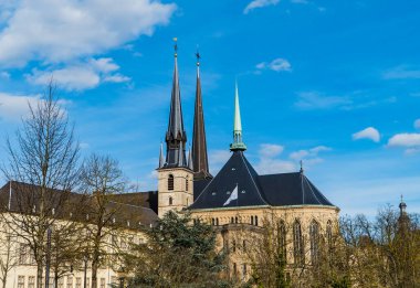 Lüksemburg 'un ana Katedrali Notre Dame, Lüksemburg' un güzel mavi gökyüzü.