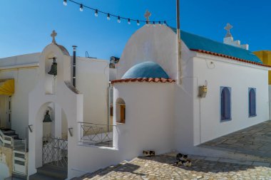 Ano Syros 'ta kedileri olan küçük beyaz-mavi ortodoks kilisesi - Ermoupoli, Yunanistan