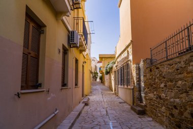 Yunanistan 'ın Syros adasındaki eski Ermoupolis kasabasında mermer döşemeli geleneksel sokak - Kiklad, Yunanistan