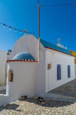 Ano Syros - Yunanistan Ermoupoli - Ano Syros 'ta kedili küçük Kiklad beyaz-mavi ortodoks kilisesine dikey bakış