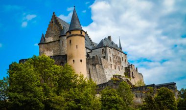 Güzel peri masalı şatosu Vianden, Lüksemburg Bulutları mavi gökyüzünde