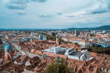 Graz, Avusturya - 16 Haziran 2020 - Castle Hill 'den (Schlossberg) eski Graz Styria kasabasının ortaçağ evleri, kiliseleri ve binaları ile muhteşem panoramik günbatımı manzarası