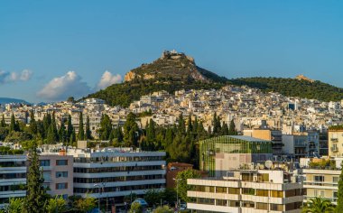 Atina, Yunanistan - 1 Kasım 2020 - Lycabettus Tepesi ve Panathenaic Stadyumu 'ndan binalarla Atina' nın panoramik manzarası