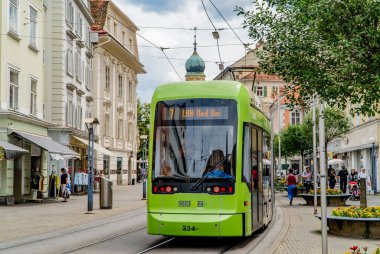 Graz, Avusturya - 16 Haziran 2020 - Graz, Styria 'daki geleneksel Avusturya evlerinin önündeki yaya bölgesinde modern tramvay vagonu
