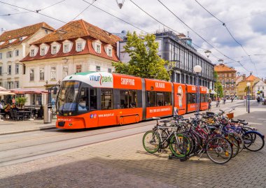 Graz, Avusturya - 16 Haziran 2020 - Modern tramvay tren ve bisiklet standı