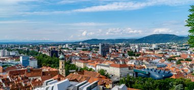 Graz, Avusturya - 16 Haziran 2020 - Castle Hill 'den (Schlossberg) eski Graz Styria kasabasının panoramik yatay manzaralı ortaçağ evleri, kiliseler ve binaları