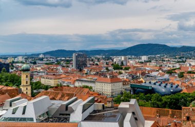 Graz, Avusturya - 16 Haziran 2020 - Ortaçağ evleri, kiliseleri ve binaları ile eski şehir Graz Styria 'nın panoramik günbatımı manzarası