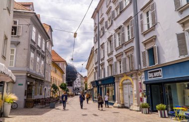 Graz, Avusturya - 16 Haziran 2020 - arka planda Kunsthaus (Graz sanat evi) ile eski kentin yaya bölgesinde yürüyen insanlar