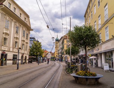 Graz, Avusturya - 16 Haziran 2020 - Graz kasabasında tramvay rayları ve bisikletler