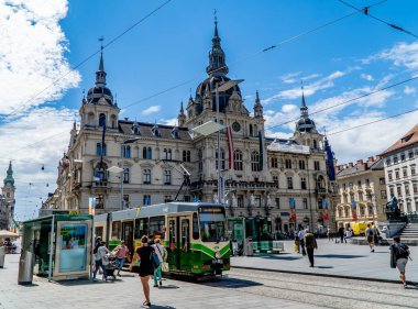 Graz, Avusturya - 19 Haziran 2020 - Halk ve eski tramvay treni ana meydandaki belediye binasının (Rathaus) önünde (Hauptplatz)