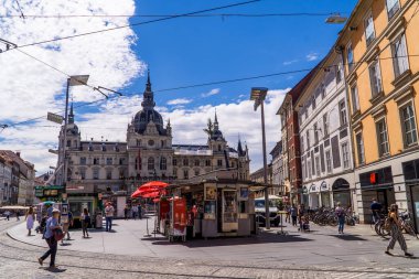 Graz, Avusturya - 19 Haziran 2020 - Graz 'daki Hauptplatz (ana meydan)' daki geleneksel ortaçağ Avusturya evleri ve belediye binasının (Rathaus) önündeki insan ve dükkan standları