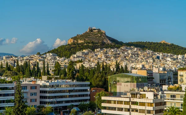 Atina, Yunanistan - 1 Kasım 2020 - Lycabettus Tepesi ve Panathenaic Stadyumu 'ndan binalarla Atina' nın panoramik manzarası