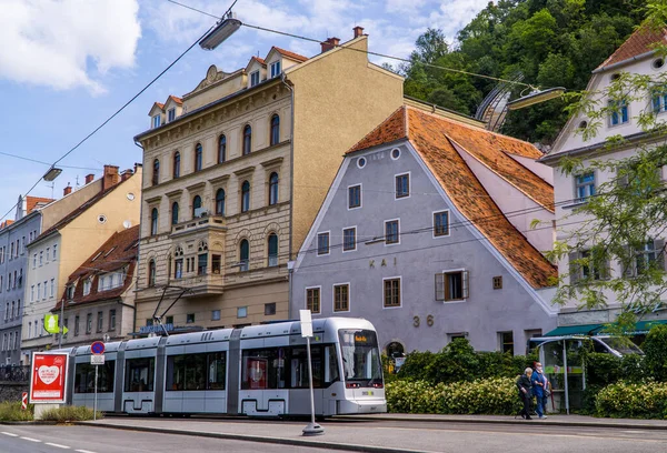 Грац Австрия Июня 2020 Года Пожилые Женщины Идущие Трамвайным Общественным — стоковое фото