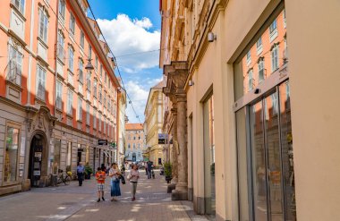 Graz, Avusturya - 19 Haziran 2020 - Eski Graz kasabasının yaya bölgesinde insanlar ve dükkanlar