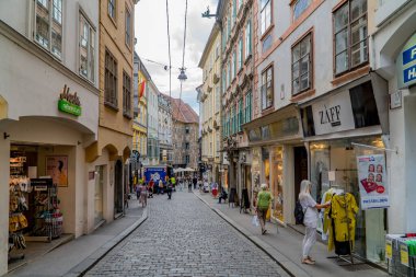 Graz, Avusturya - 19 Haziran 2020 - Eski Graz kasabasının yaya bölgesinde insanlar ve hikayeler