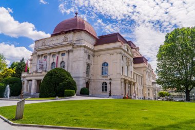 Graz, Avusturya - 19 Haziran 2020 - Graz Opera Konser Salonu 'nun sütunlu ve çeşmeli yan manzarası