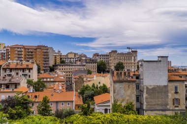 Geleneksel evleri ve San Giusto tepesinden blokları olan Trieste, İtalya 'nın panoramik manzarası