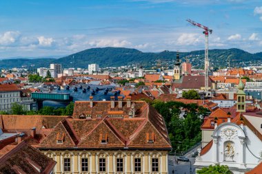 Avusturya 'nın Graz kentinin panoramik manzarası. Kiliseler, geleneksel Avusturya evleri ve Schlossberg' den binalar.)