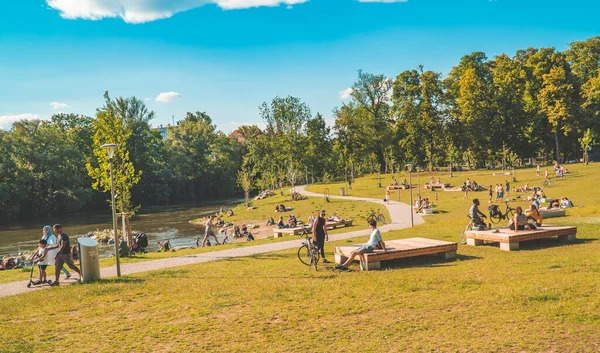 Graz Austria Junio 2020 Personas Relajándose Tomando Sol Parque Augarten — Foto de Stock