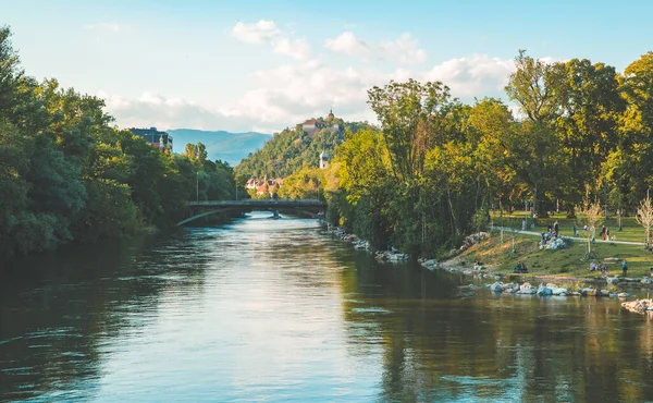 Graz Austria Junio 2020 Los Jóvenes Relajarse Tomar Sol Parque — Foto de Stock