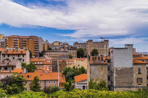 Geleneksel evleri ve San Giusto tepesinden blokları olan Trieste, İtalya 'nın panoramik manzarası