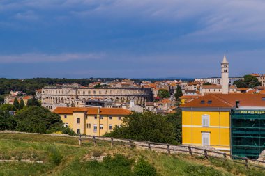 Hırvatistan 'ın Pula kentinin solunda Verudela Kalesi' nden görülen Colosseum (Pula Arena) manzarası