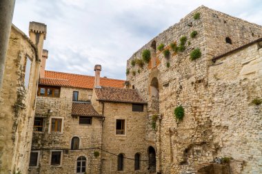 Hırvatistan 'ın Split kentindeki Diocletian Sarayı yakınlarındaki antik ortaçağ binaları