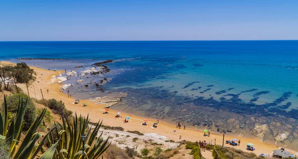 イタリア シチリア島のScala Dei Turchiの植物と青い海の異なる色合いのビーチ — ストック写真