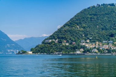 Como Gölü, İtalya 'nın güzel manzarası çeşmeli, tekneli ve kasabalı.