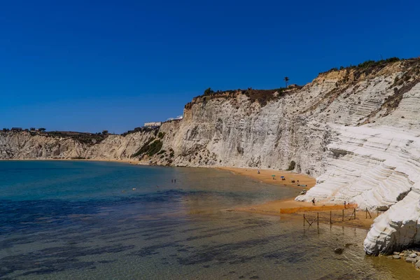 Όμορφα Λευκά Βράχια Ασβεστολιθικά Βράχια Παραλία Και Κολυμβητές Scala Dei — Φωτογραφία Αρχείου