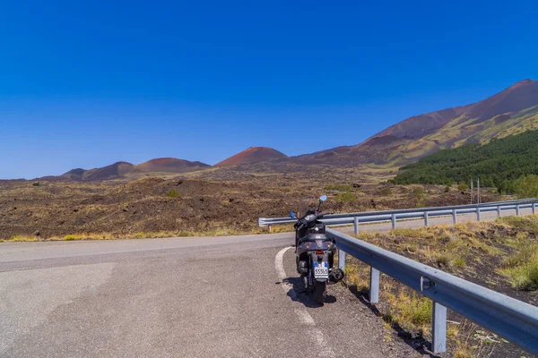 Catane Italie Juillet 2020 Scooter Moto Sur Une Route Cratère — Photo