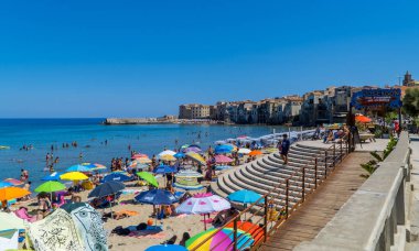 Cefalu, İtalya - 29 Temmuz 2020 - Cefalu 'nun yüzen ve güneşlenen halk plajı