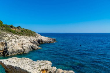 Hırvatistan 'ın Istria kentindeki Kamenjak Ulusal Parkı' nın kıyısındaki kayalıklar