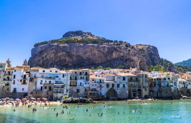 Cefalu, İtalya - 29 Temmuz 2020 - Sicilya 'nın turkuaz suları, plajları ve kayalıklarda evleri olan güzel Cefalu köyü