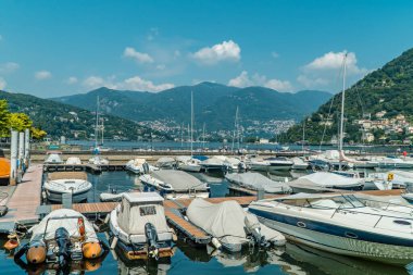 Como, İtalya - 12 Ağustos 2020 - Como, Lombardy Gölü 'nde tekneleri ve tekneleri olan bir rıhtım.
