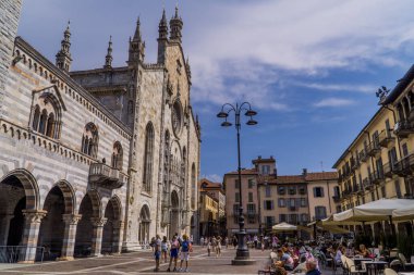 Como, İtalya - 12 Ağustos 2020 - Como 'daki Duomo Meydanı' nın Katedral Saint Mary of the varsayım ve teraslar ve insanlar manzarası