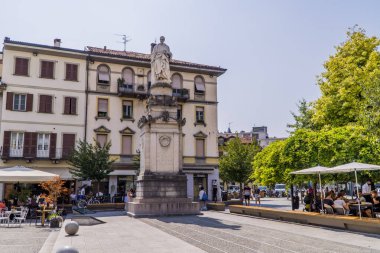 Como, İtalya - 12 Ağustos 2020 - Alessandro Volta heykeli ve İtalya 'nın Como kentindeki Volta Meydanı' ndaki teraslarda yaşayan insanlar