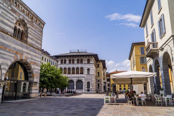 Como Italia Agosto 2020 Una Plaza Con Terrazas Edificios Tradicionales —  Fotos de Stock