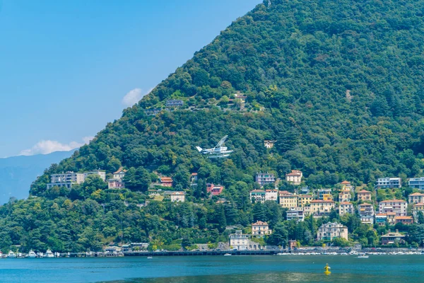 イタリアのコモ湖 2020年8月12日 丘やボートのヴィラでコモ湖を飛ぶ水上飛行機の景色 — ストック写真
