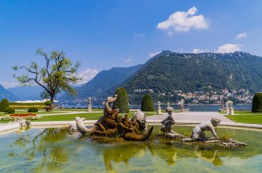 Como, İtalya - 12 Ağustos 2020 - Lombardy 'deki Como Gölü' ndeki Villa Olmo 'ya heykellerle park