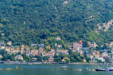 Como, İtalya - 12 Ağustos 2020 - Como Gölü üzerinde tepelerde villalar ve teknelerle uçan uçak