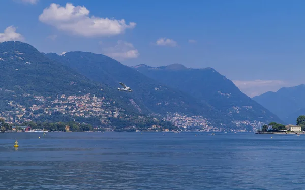 Como Italië Augustus 2020 Panoramisch Uitzicht Het Laagvliegende Water Vliegtuig — Stockfoto