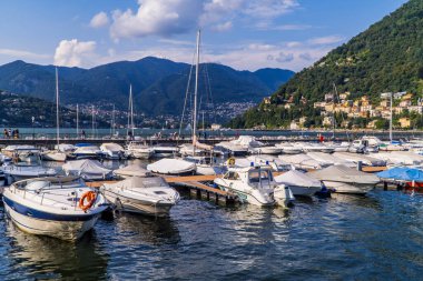 Como, İtalya - 13 Ağustos 2020 - Lombardy Como Gölü 'ndeki Como limanına yanaşan teknelerin görüntüsü