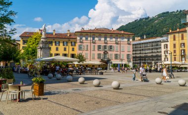 Como, İtalya - 13 Ağustos 2020 - Como, İtalya 'da Volta Meydanı' ndaki yayalar ve teraslar (Piazza Volta)