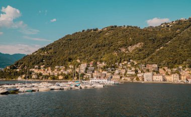 Como, İtalya - 13 Ağustos 2020 - Lombardy Gölü 'nde küçük motorlu ve yelkenli teknelerin panoramik günbatımı görüntüsü