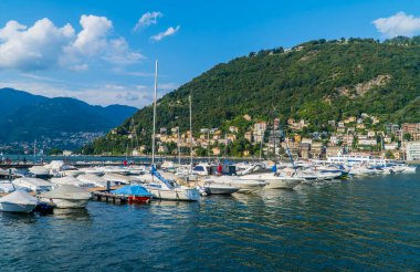 Como, İtalya - 13 Ağustos 2020 - Lombardy 'deki Como Gölü' ndeki teknelerin panoramik görüntüsü